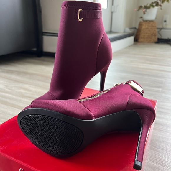 New in box Guess heels - Picture 3 of 3